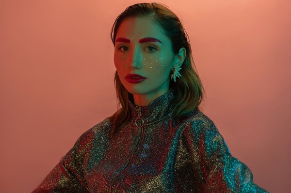 Comment réaliser une manucure pailletée à la maison?